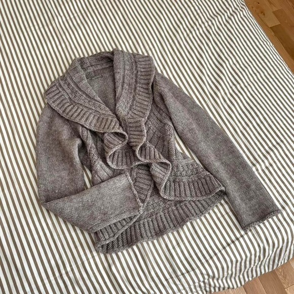 VINTAGE RUFFLE CARDIGAN - Picture 2 of 6